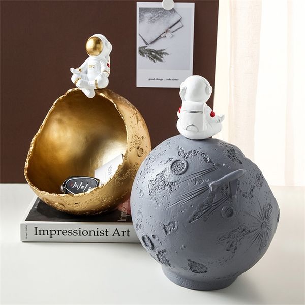 Creative astronaut-themed resin porch organizer for keys, snacks, and spaceman & moon model decorations, perfect for living room planet figurines display