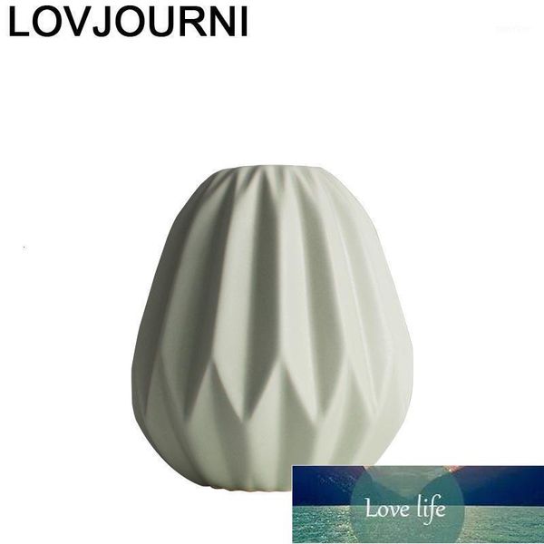 Jarron Wazony's stylish Gold Vaso De Flor is a modern decorative vase for home or terrarium use