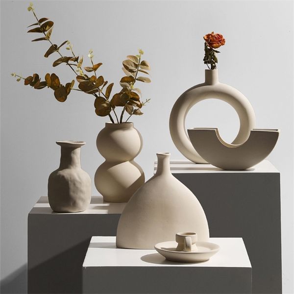 Nordic-inspired minimalist ceramic vase for dry flower displays, perfect for living room or TV cabinet decor