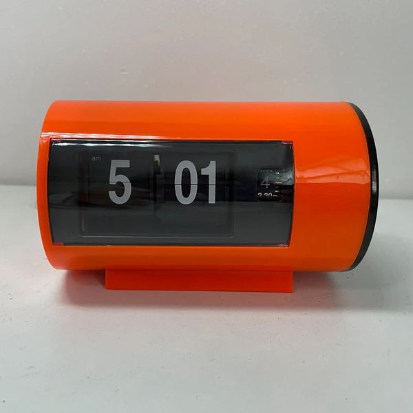 Retro-style auto-flipping desk clock with 12-hour AM/PM display