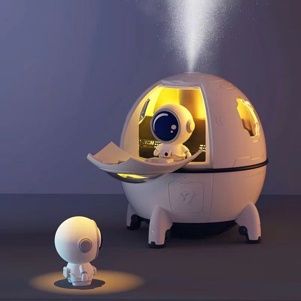 USB-powered ultrasonic aromatherapy diffuser with LED lights in an astronaut design for cool mist humidification